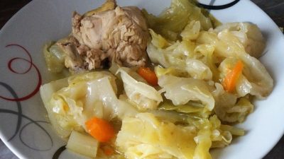 Тушеная курица с молодой капустой