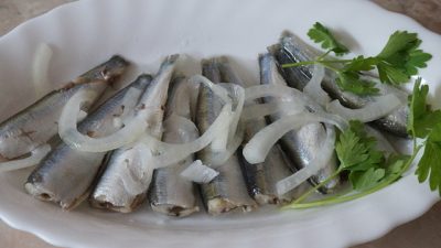 Килька в пряном маринаде с луком