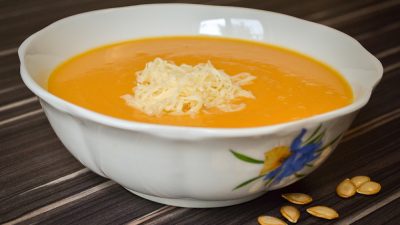 Тыквенный суп-пюре с плавленым сыром и паприкой