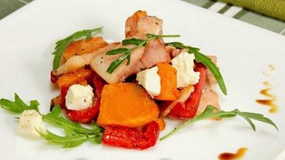 Салат тыквенный с рукколой и беконом