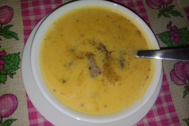 Тыквенный суп-пюре с беконом на курином бульоне