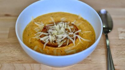 Сливочный суп-пюре с курицей, тыквой и сыром