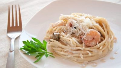Макаронные гнезда с креветками в сливочно-чесночном соусе