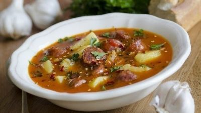 Испанский суп с охотничьими колбасками на курином бульоне