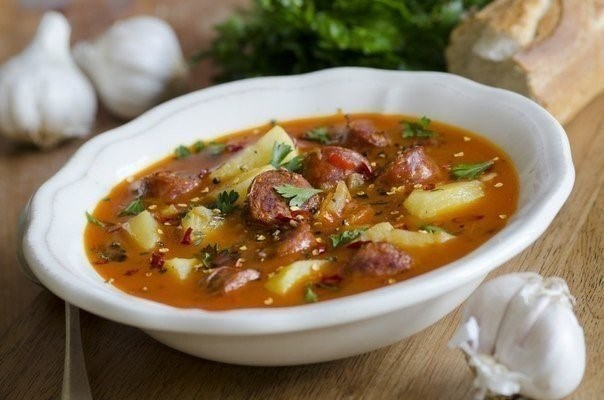 Испанский суп с охотничьими колбасками на курином бульоне