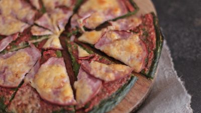 Пицца на основе из шпината с ветчиной и сыром