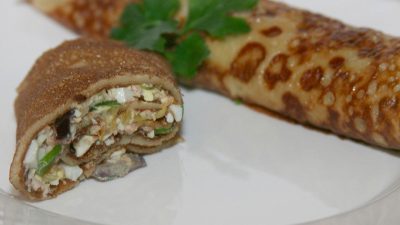 Блинные рулетики с печенью трески и яйцом