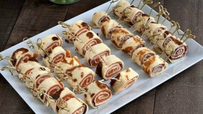 Блинные рулетики с прошутто и копченым лососем