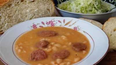 Фасоль с копчеными колбасками по-сербски