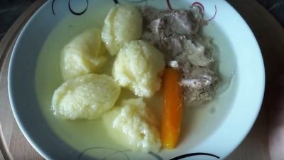 Простые клецки из манки для супа