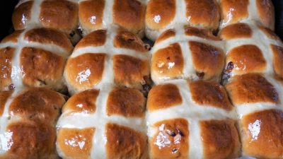 Английские крестовые булочки с изюмом и глазурью