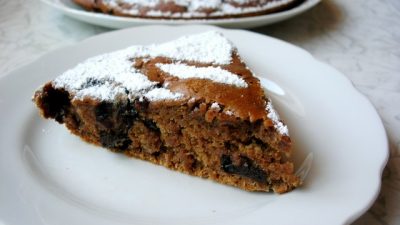 Постный кофейный пирог с черносливом и медом