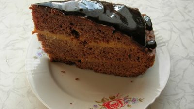 Шоколадный торт с кремом из сгущенки и сливочного масла
