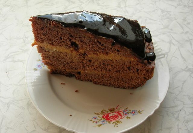Шоколадный торт с кремом из сгущенки и сливочного масла