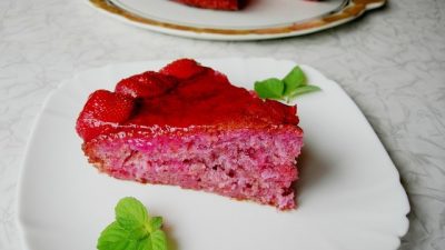 Простой клубничный пирог с желе