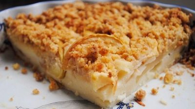 Яблочный пирог со штрейзелем в духовке