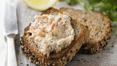 Паштет из сельди с творогом, маслом и орехами