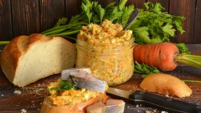 Паштет из сельди с морковью и маслом