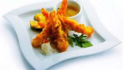 Креветки с чесноком в сырном кляре