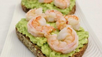 Паштет из авокадо с креветками и яйцами