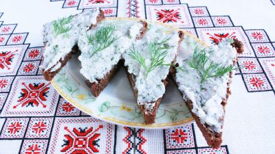 Ароматное сало с чесноком и укропом