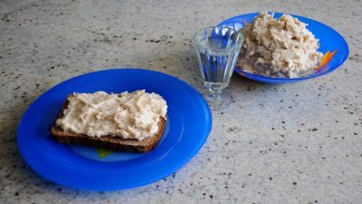 Свиное сало с чесноком и специями