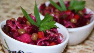 Винегрет со свежей капустой, картофелем и горошком