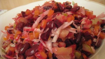 Винегрет с квашеной капустой, фасолью и огурцами
