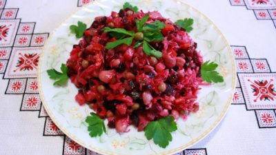 Винегрет с квашеной капустой, куриным филе и огурцами