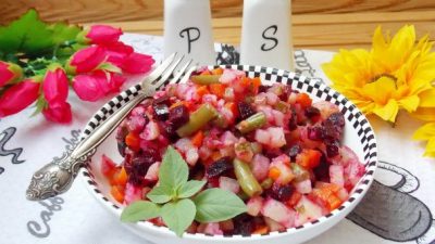 Винегрет с квашеной капустой, спаржей и кунжутным маслом