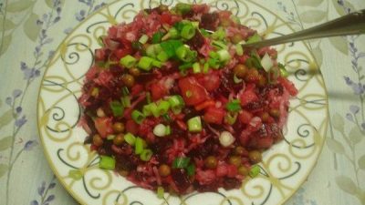 Винегрет с квашеной капустой, свежими огурцами и зеленью