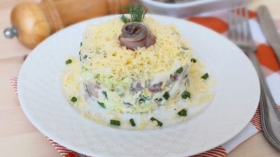 Салат с селедкой и перепелиными яйцами от Юлии Высоцкой