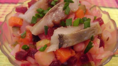 Винегрет с селедкой, фасолью и оливками