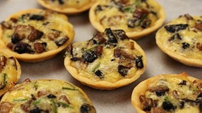 Жульен с куриным филе и шампиньонами в тарталетках