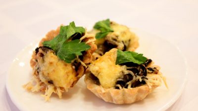 Тарталетки с шампиньонами и копченой курицей
