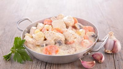 Тушеная свинина с грибами под сметанным соусом