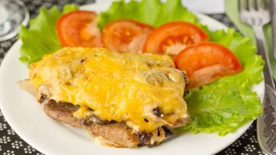 Свинина в сметанном соусе под сырной корочкой