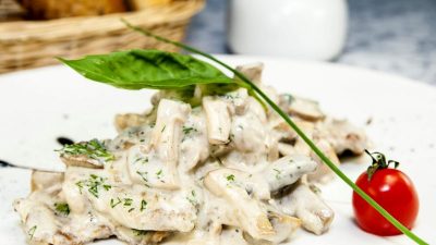 Куриное филе с классическим сливочным соусом