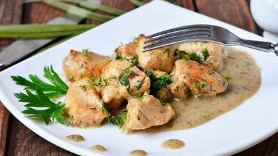 Куриное филе в сливочно-ореховом соусе с зеленью