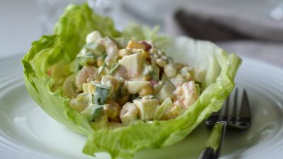 Салат из кальмаров, креветок и пекинской капусты