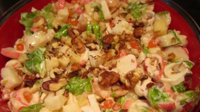 Салат с креветками, ананасами и яйцами