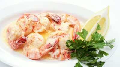 Жареные креветки с чесноком и зеленью в сливках