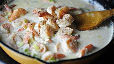 Креветки с голубым сыром в сливочном соусе