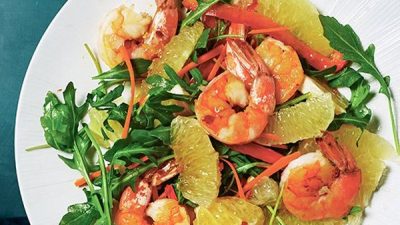 Салат с креветками, рукколой и помело