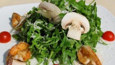 Теплый салат с креветками, шампиньонами и пармезаном
