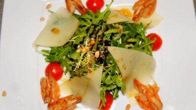 Салат с креветками, рукколой и базиликом
