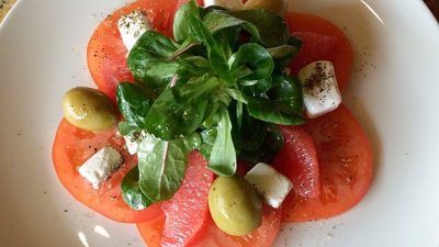 Салат с грейпфрутом, сыром и оливками