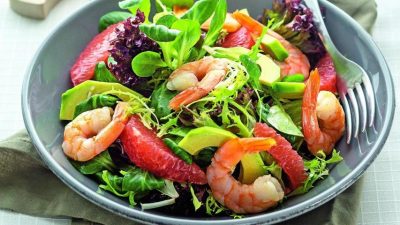 Салат с грейпфрутом, рукколой и креветками