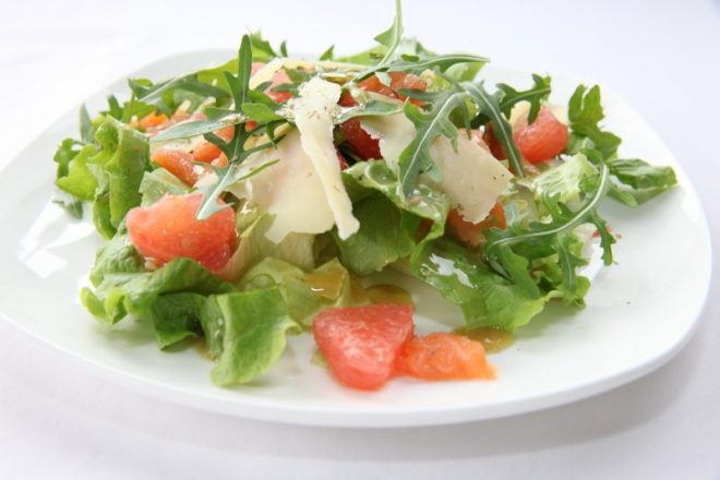 Салат с грейпфрутом, лососем и рукколой, рецепт с фото и видео