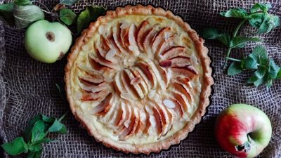 Постный тарт с яблоками и корицей